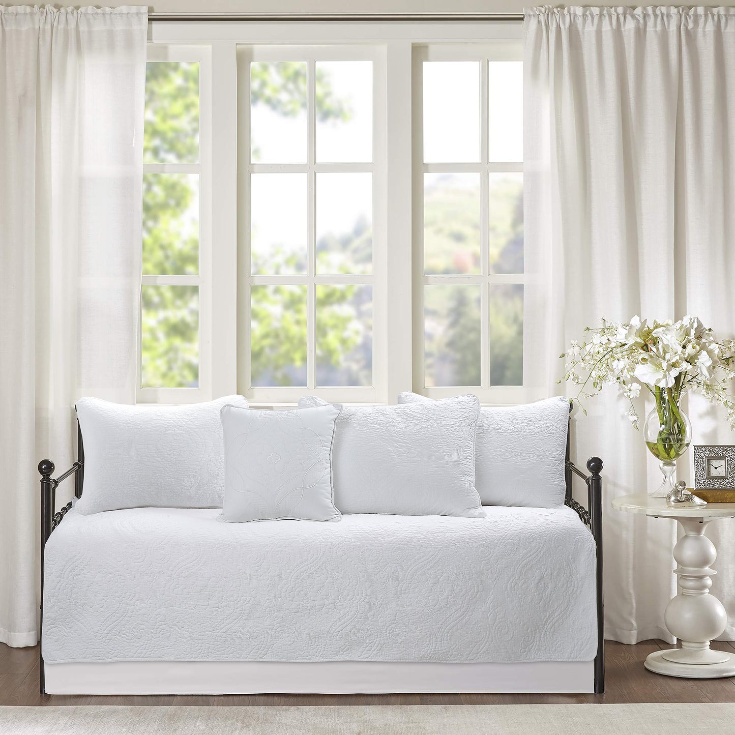 Solid White Chic Brocade Matelassé Medallion Floral Cotton Reversible Quilt Bedding Set