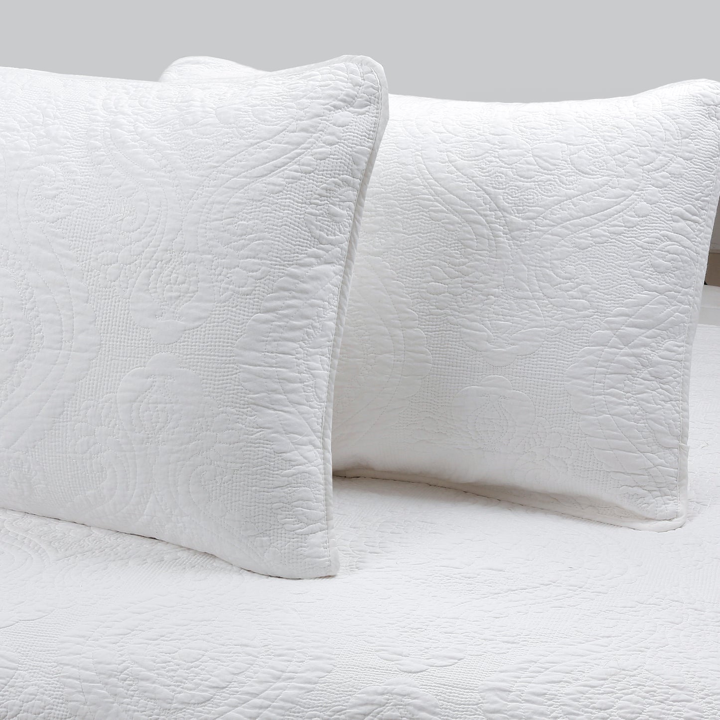 Solid White Chic Brocade Matelassé Medallion Floral Cotton Reversible Quilt Bedding Set