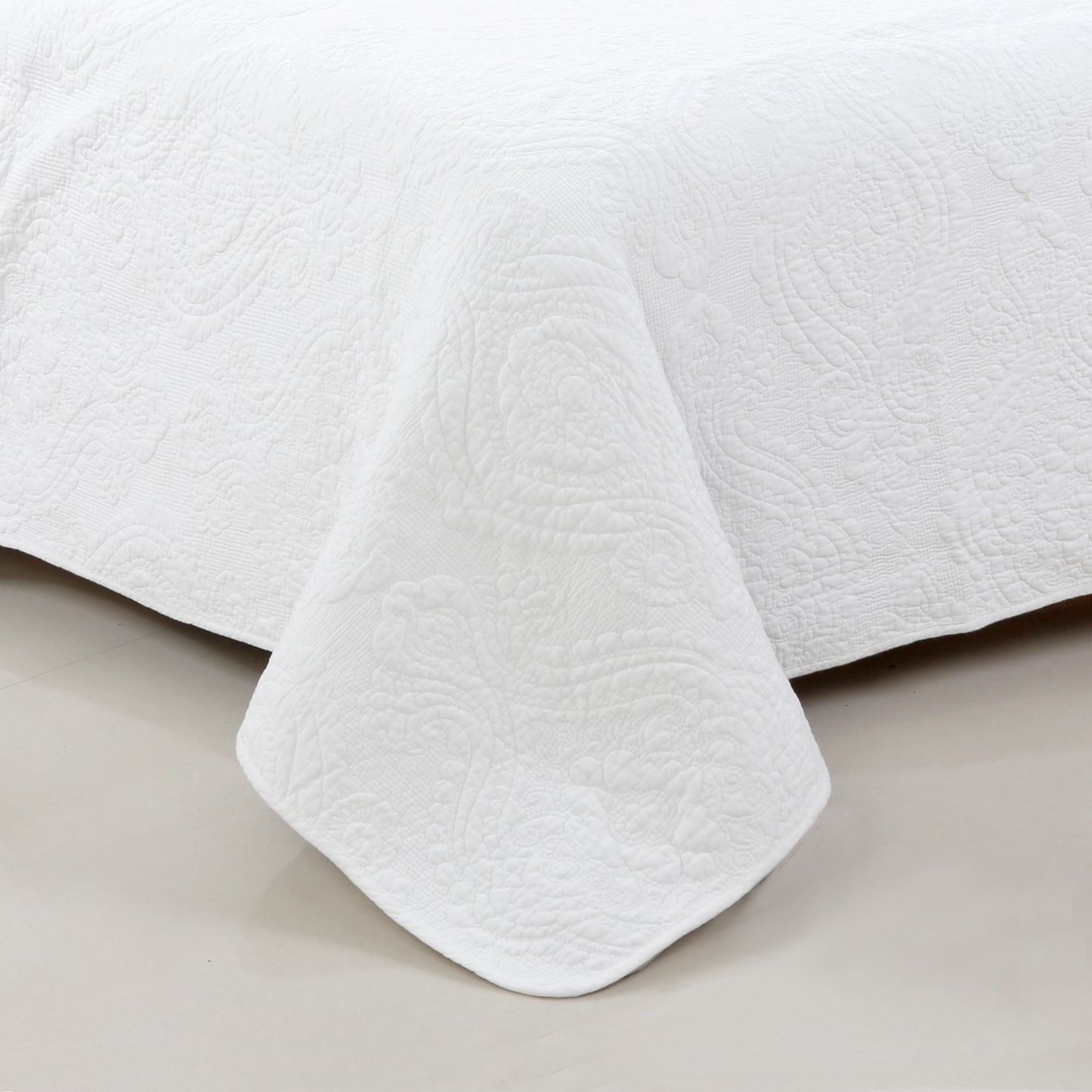 Solid White Chic Brocade Matelassé Medallion Floral Cotton Reversible Quilt Bedding Set