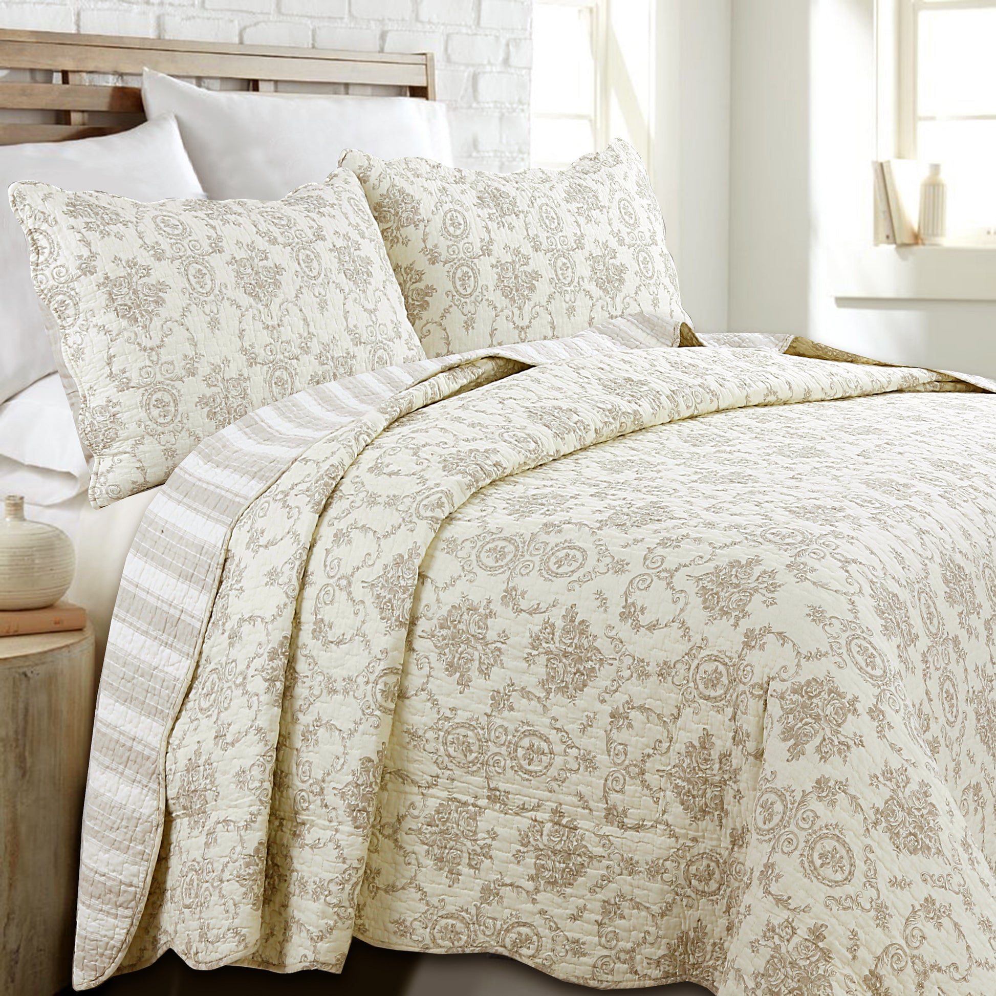 French Medallion Ivory Scalloped Edge Cotton 3-piece Reversible Quilt  Bedding Set