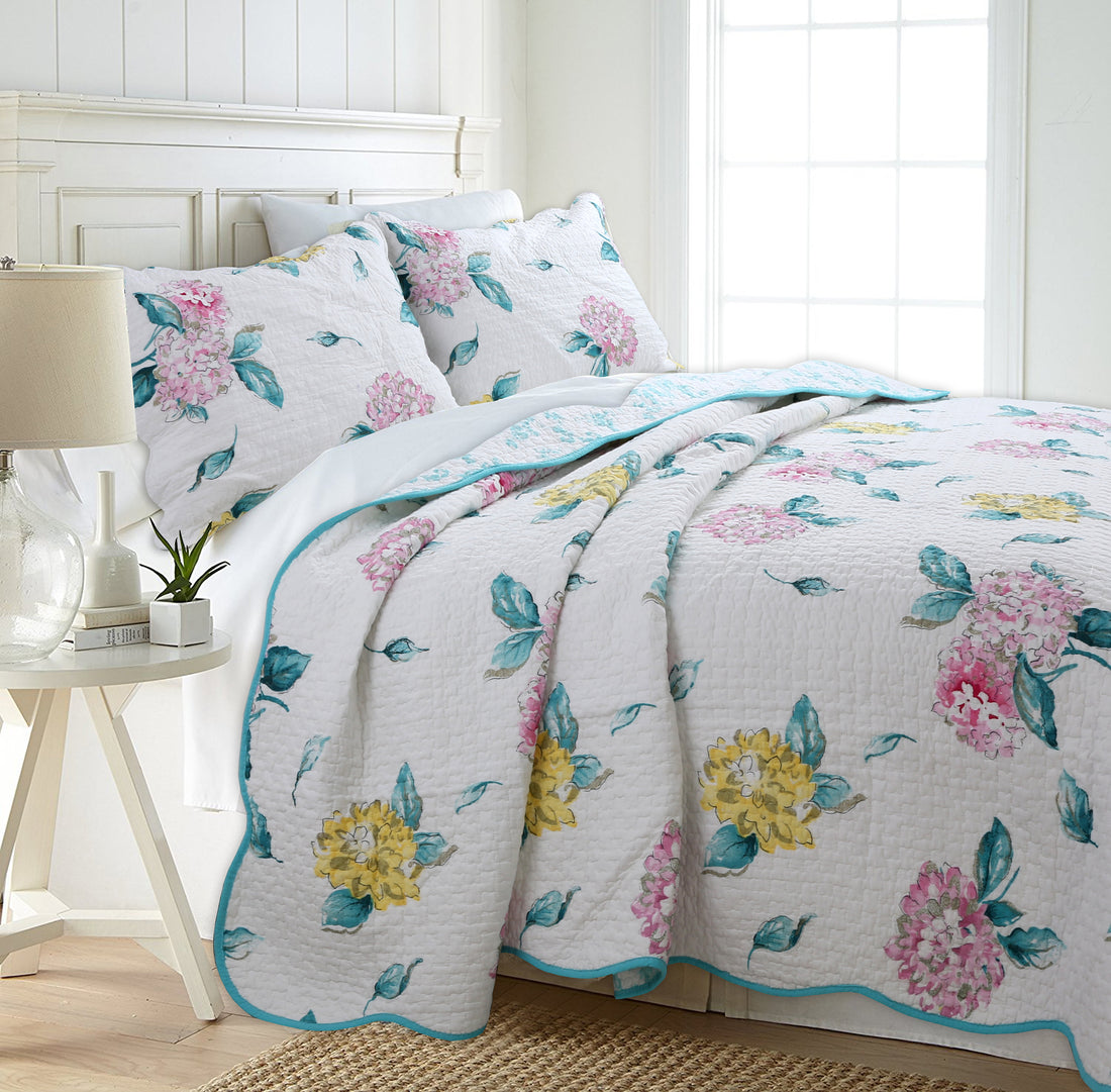 Lowe Floral Scalloped 3Piece Cotton Reversible Quilt Bedding Set